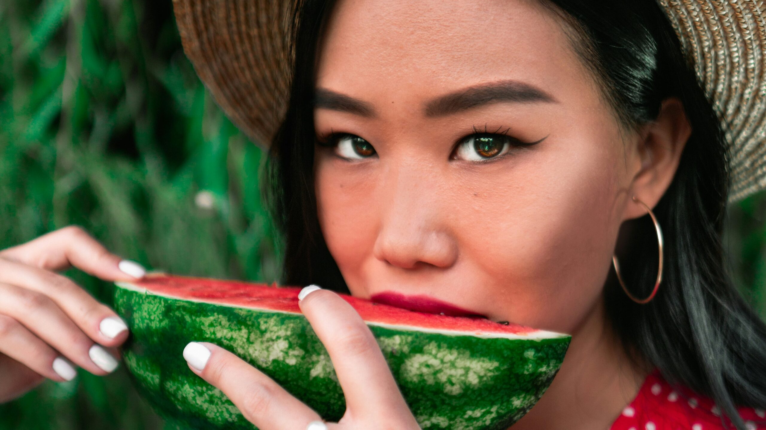 Infographic showcasing five major benefits of using organic skincare