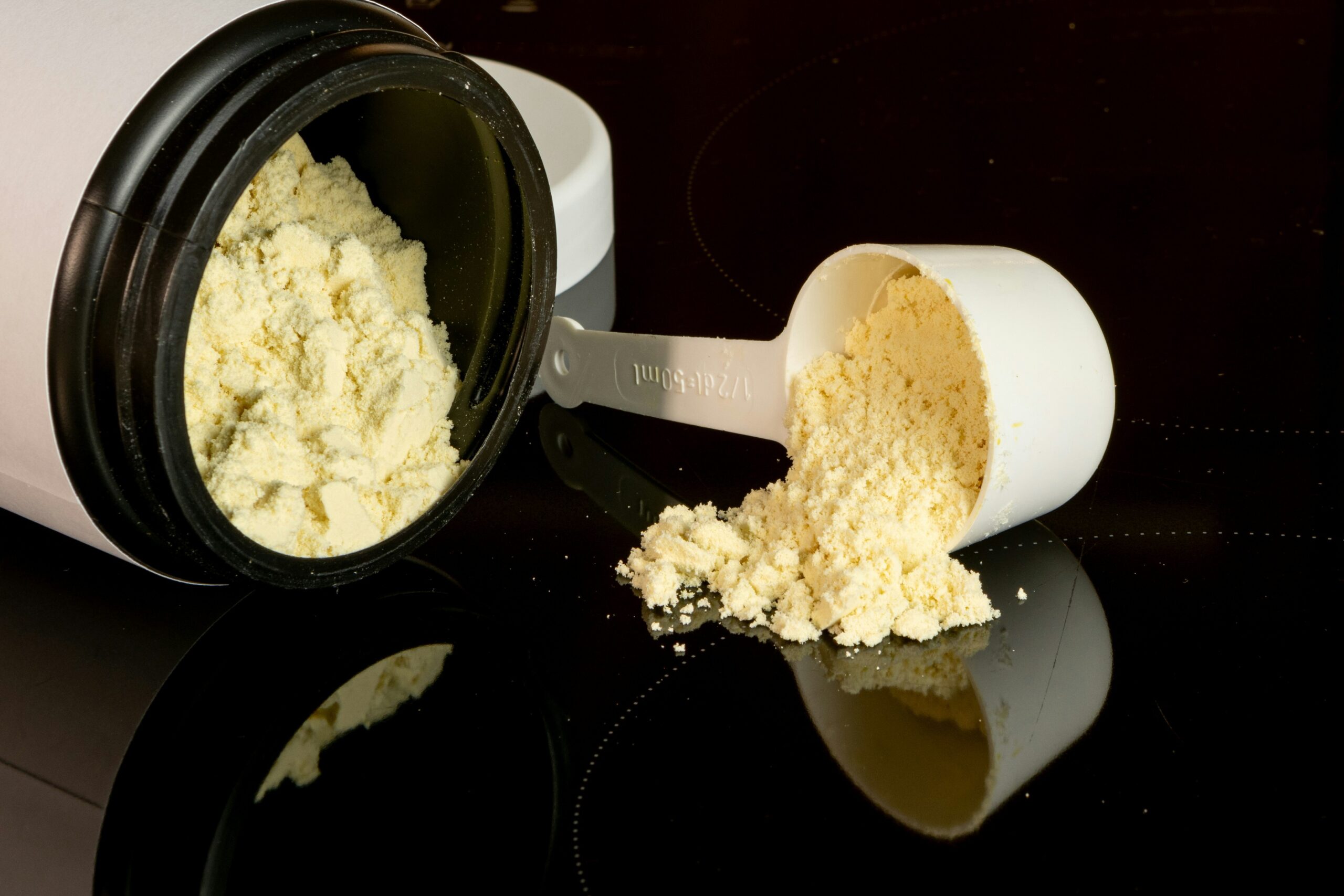 Infographic showing key organic moisturizer ingredients like aloe vera, jojoba oil, and shea butter