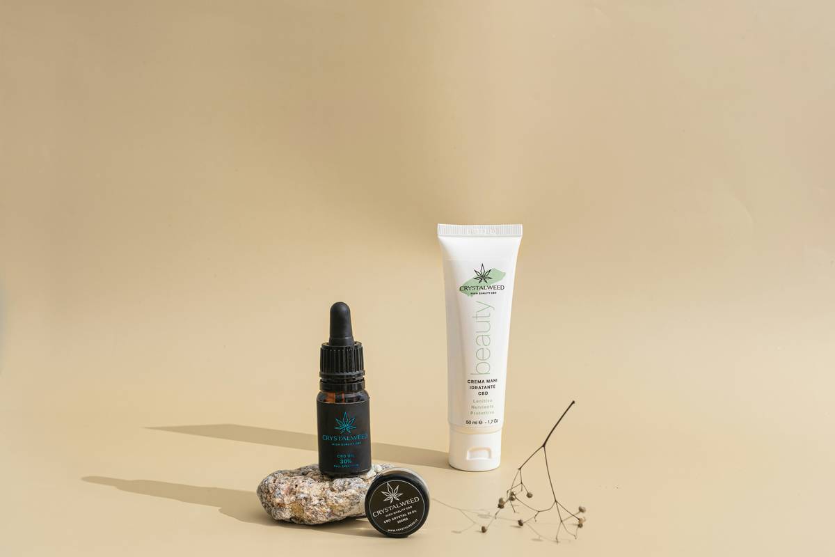 Image showing jars labeled with synthetic vs natural ingredients