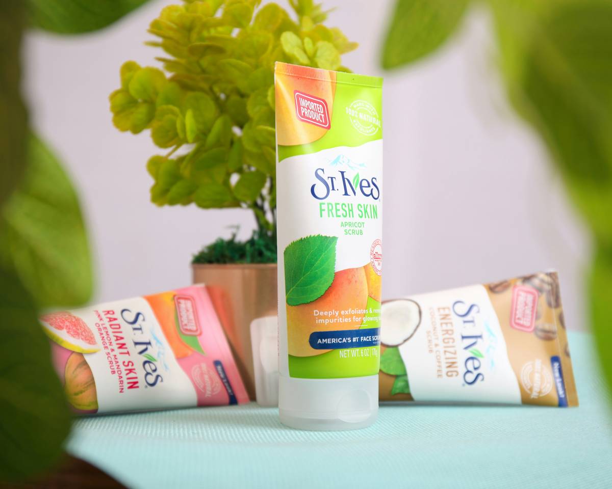 A visual comparison showing synthetic vs organic moisturizer ingredients