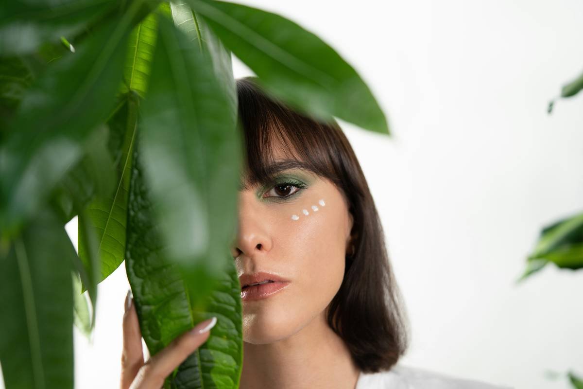 Infographic showing breakdown of harmful vs. safe ingredients in eco-friendly face moisturizers, highlighting parabens, phthalates, silicones vs. jojoba oil, shea butter, and hyaluronic acid from fermentation