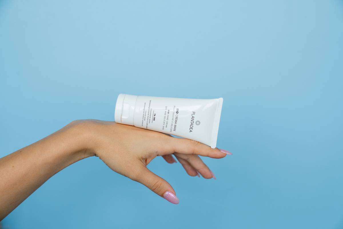 Infographic showing eco-safe vs harmful ingredients in gel moisturizers