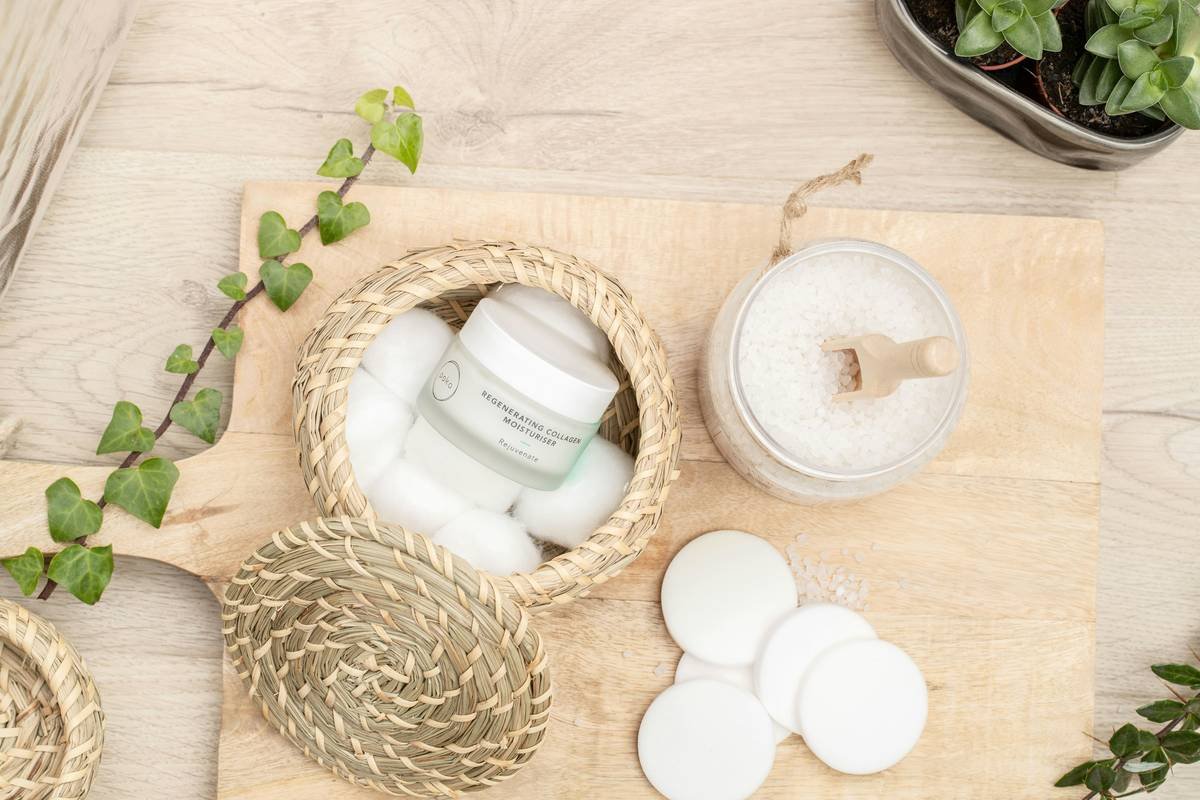 Antiaging moisturiser with cotton pads and bath salts