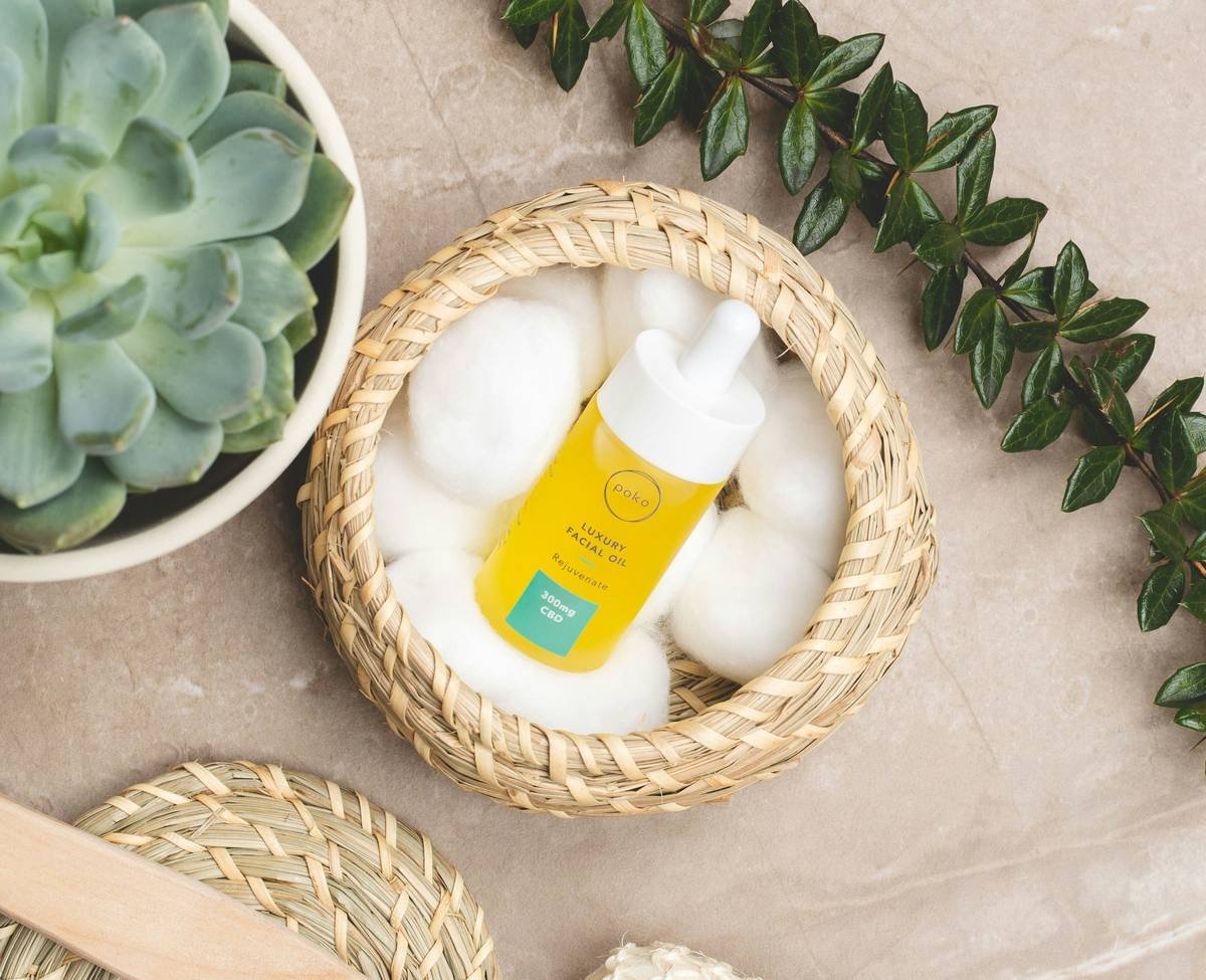 Facial oil with cotton pads and plants