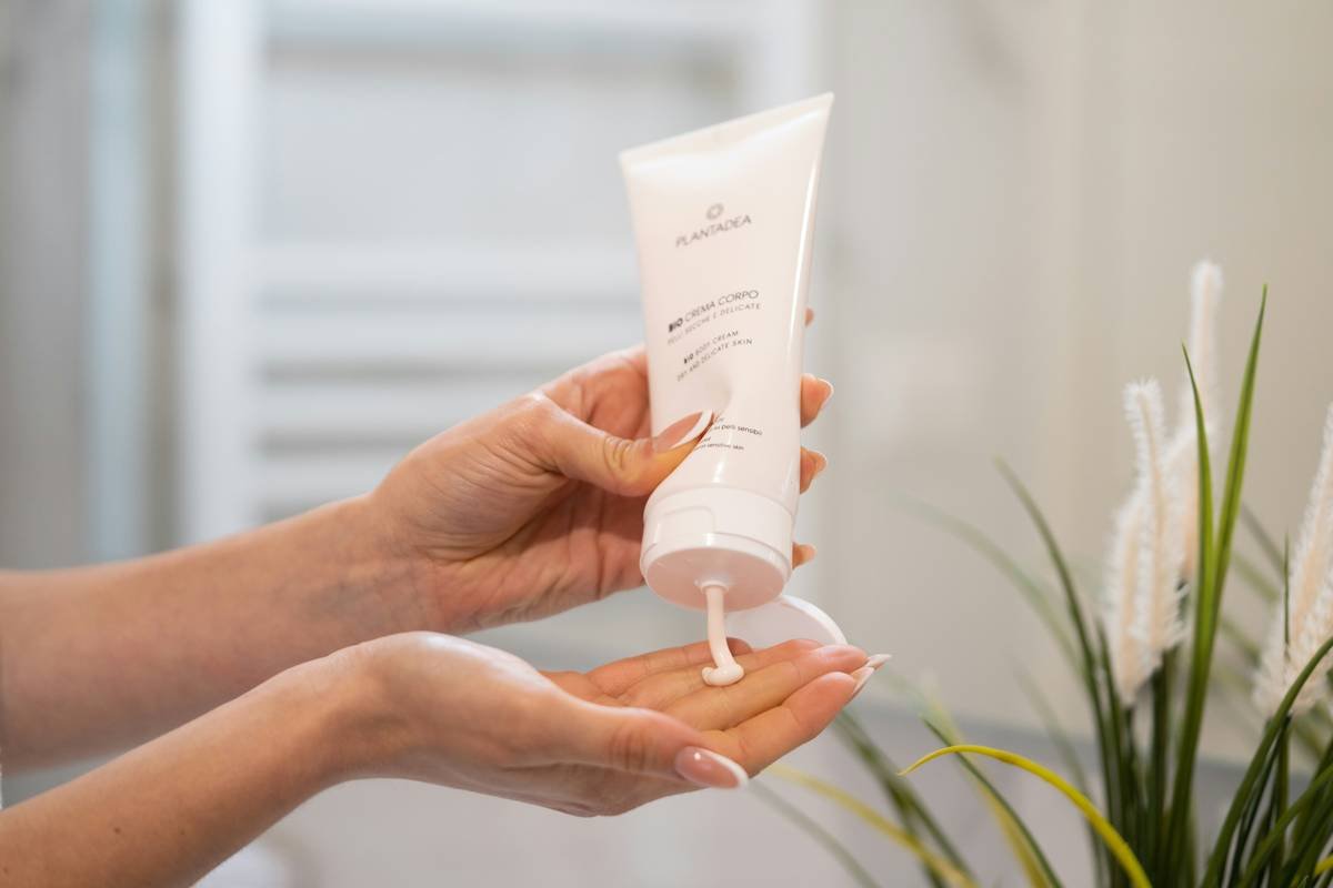 Infographic comparing harmful vs. beneficial ingredients in plant-based moisturizers: parabens vs. squalane, synthetic fragrance vs. essential oils, mineral oil vs. shea butter