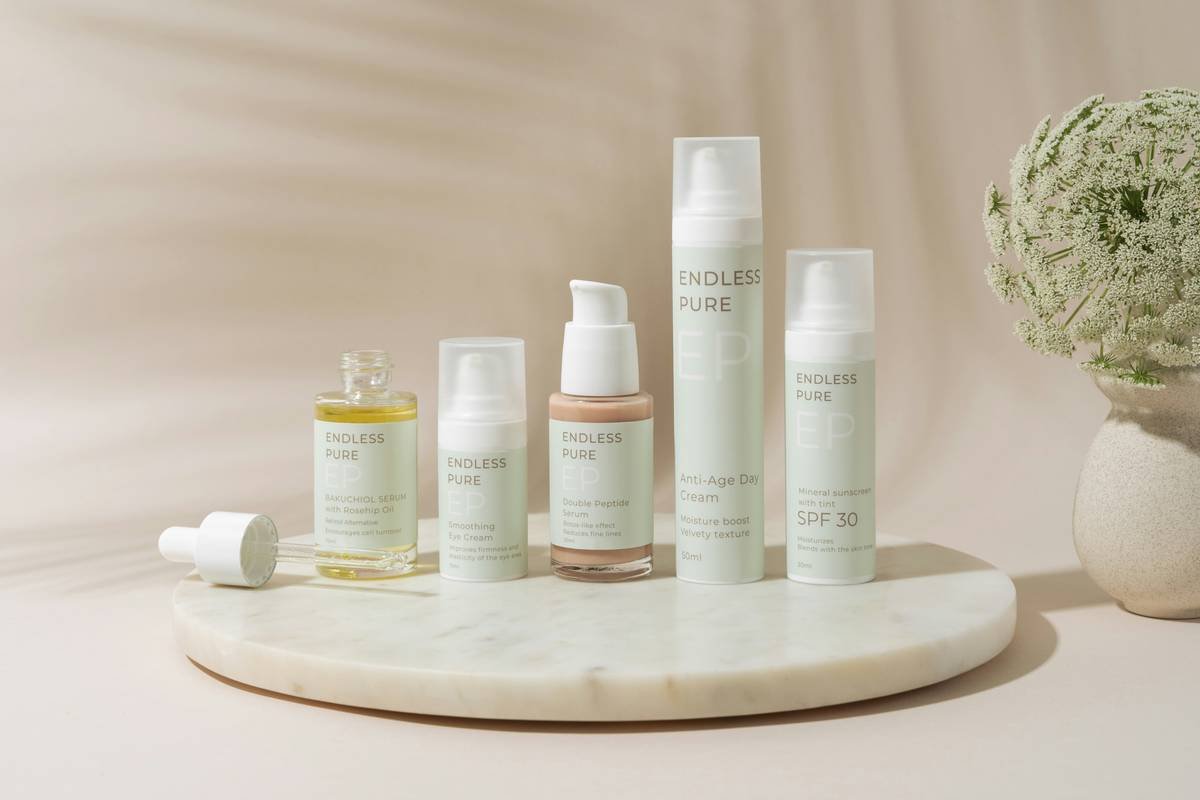 Infographic showing composition of authentic floral skincare balm: 60% organic butters/oils, 30% floral CO2 extracts, 10% natural wax base