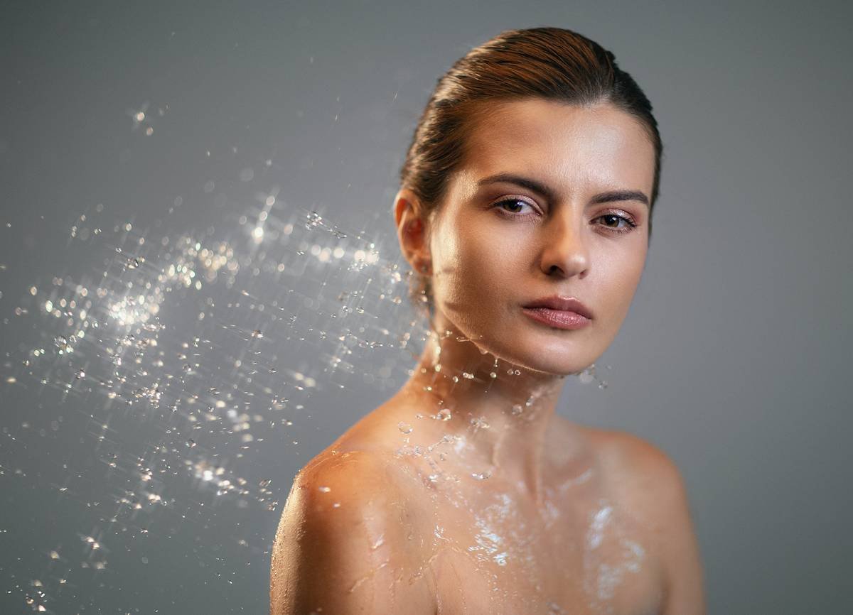 Infographic showing how organic moisturizers support the skin barrier with hyaluronic acid for hydration, squalane for lipid restoration, and beta-glucan for soothing inflammation