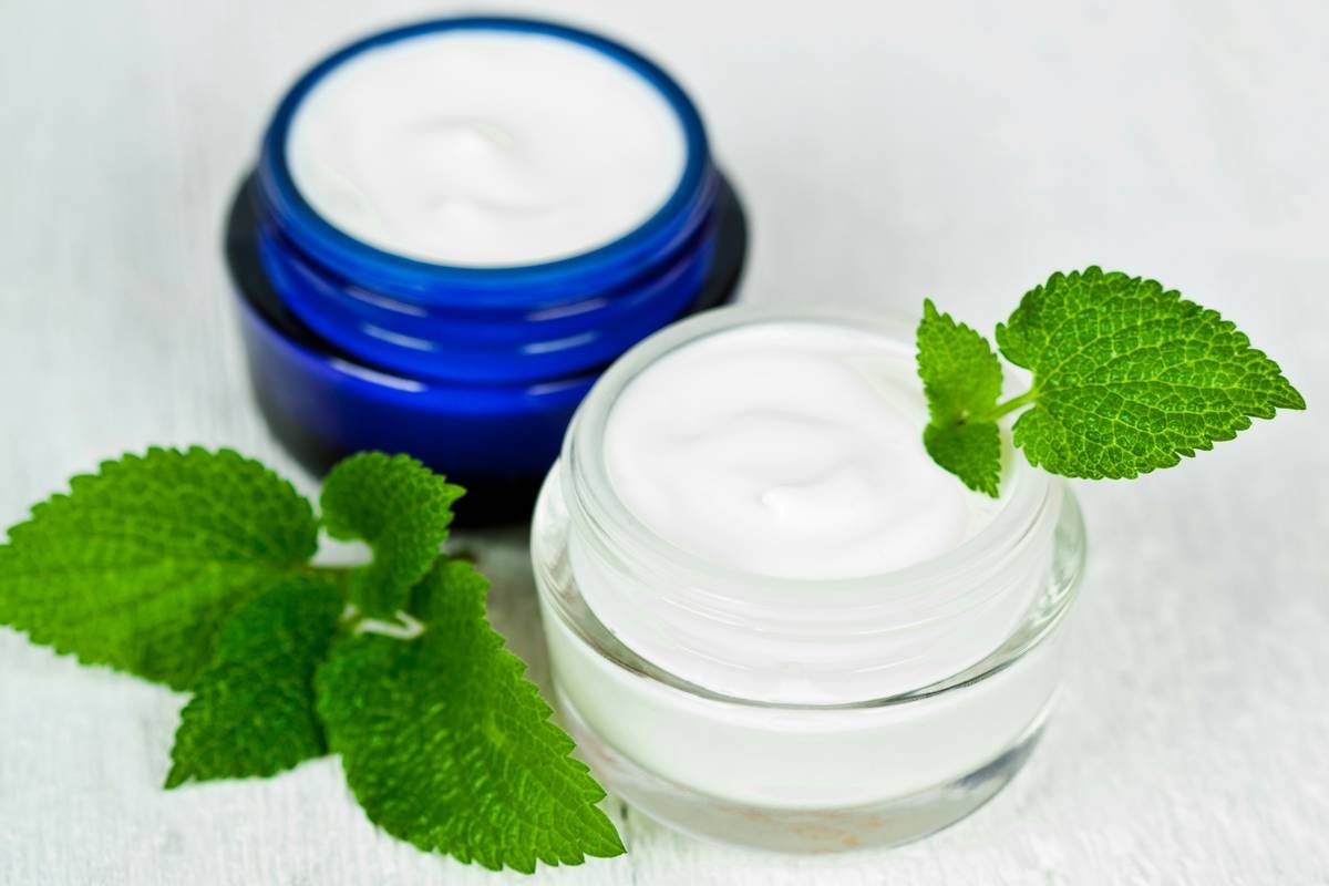 Infographic showing the three components of effective hydration: humectants like hyaluronic acid, emollients like squalane, and occlusives like plant waxes