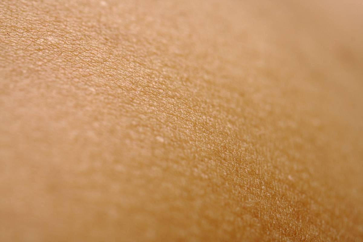 Side-by-side chart showing molecular size comparison: natural hydration serum molecules (small) penetrating skin layers vs. conventional moisturizer molecules (large) sitting on surface
